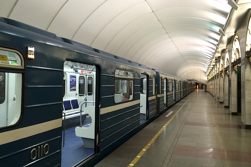 俄羅斯 | 搭聖彼得堡地鐵體驗俄式藝術風情