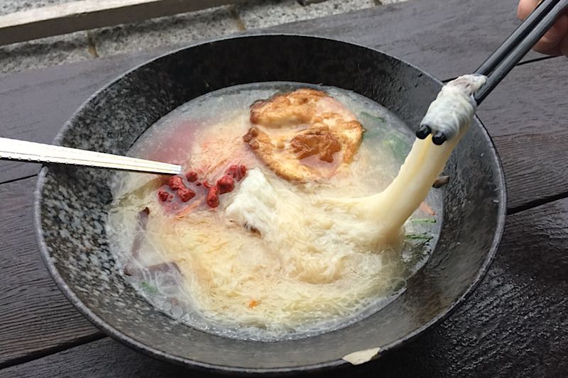 台灣 | 馬祖：北竿芹壁村鏡沃小吃部，來碗自釀香醇老酒麵線