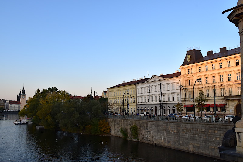 捷克 | 布拉格：日落遇見查理大橋，漫遊伏爾塔瓦河2條散步路線