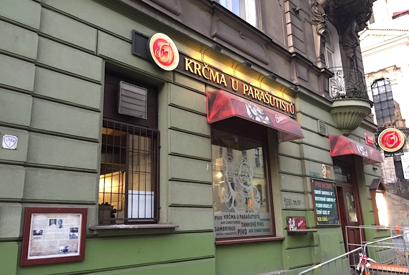 捷克 | 布拉格：U Parasutistu餐酒館，跳舞房子旁美味烤豬腳餐