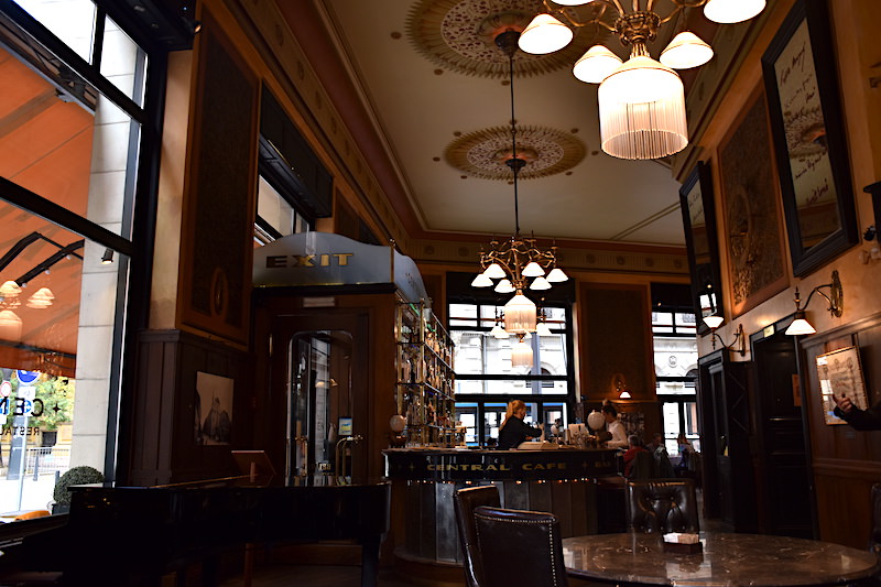 匈牙利 | 布達佩斯：百年中央咖啡館，享復古典雅午茶時光