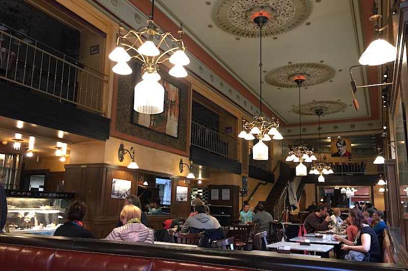匈牙利 | 布達佩斯：百年中央咖啡館，享復古典雅午茶時光