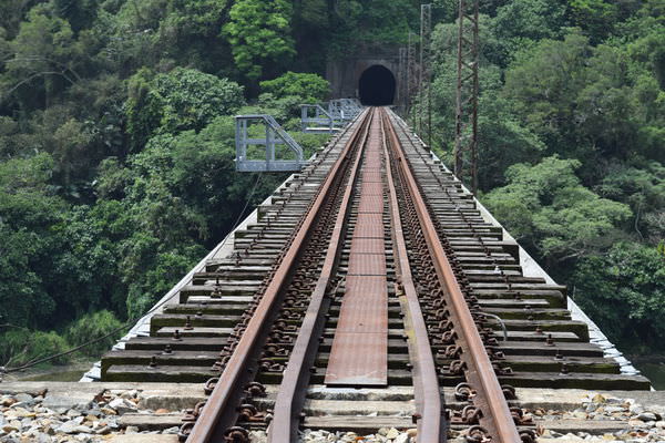 漫步苗栗舊山線鐵道秘境 遇見最美的七號隧道與鯉魚潭鐵橋